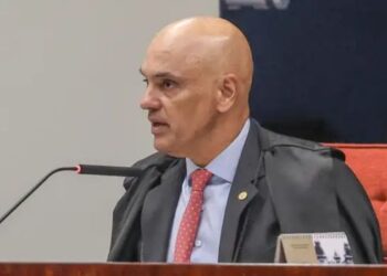 Edson Fachin retira Alexandre de Moraes da relatoria do inquérito das fake news e assume investigação envolvendo o ministro André Mendonça.