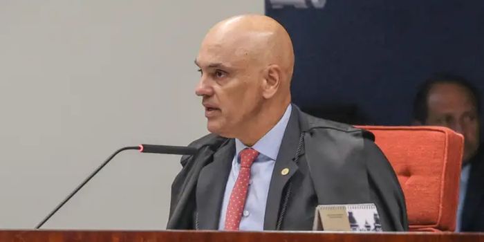 Edson Fachin retira Alexandre de Moraes da relatoria do inquérito das fake news e assume investigação envolvendo o ministro André Mendonça.