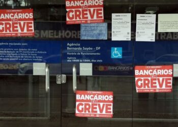 Empregados da Caixa rejeitam proposta do banco e mantêm greve nacional por tempo indeterminado. Saúde Caixa é principal ponto de divergência.