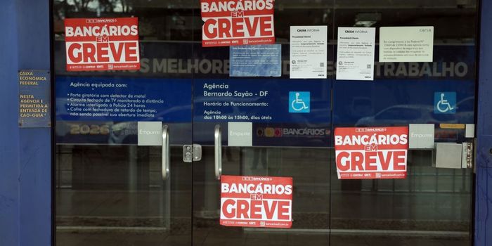Empregados da Caixa rejeitam proposta do banco e mantêm greve nacional por tempo indeterminado. Saúde Caixa é principal ponto de divergência.