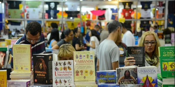 Estação Bienal estreia no Rio em setembro com Alice Oseman, autora de Heartstopper, e pretende ampliar o acesso dos leitores a escritores.