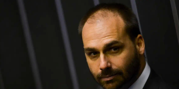 Eduardo Bolsonaro é demitido da Polícia Federal por abandono de cargo após processo administrativo apontar mais de 30 dias de faltas injustificadas.