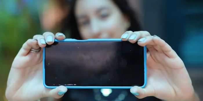 Pisa 2025 mostra queda no desempenho de adolescentes em leitura, matemática e ciências, com avanço da distração digital.