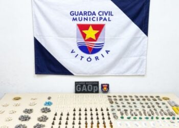 Ação conjunta da Guarda de Vitória e Polícia Militar apreende 359 unidades de drogas e dez munições em Santo Antônio, com apoio de cão farejador.