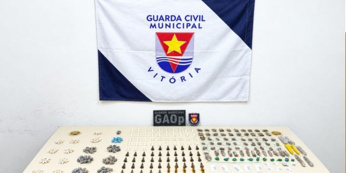 Ação conjunta da Guarda de Vitória e Polícia Militar apreende 359 unidades de drogas e dez munições em Santo Antônio, com apoio de cão farejador.