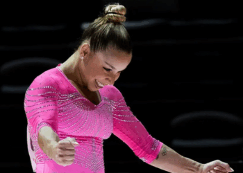 Flávia Saraiva conquista o ouro nas barras assimétricas na etapa da Hungria da Copa do Mundo de Ginástica Artística.