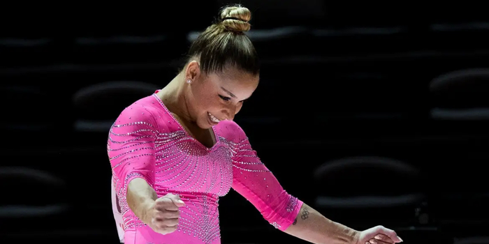 Flávia Saraiva conquista o ouro nas barras assimétricas na etapa da Hungria da Copa do Mundo de Ginástica Artística.