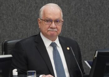 Fachin aguarda manifestações de Moraes e Mendonça antes de decidir os próximos passos da crise que envolve os dois ministros do STF.