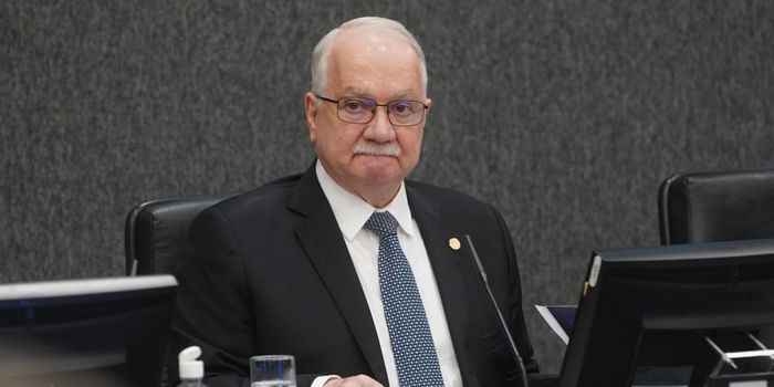 Fachin aguarda manifestações de Moraes e Mendonça antes de decidir os próximos passos da crise que envolve os dois ministros do STF.