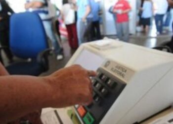 Estudo do Senado mostra que o Fundo Eleitoral reduziu a desigualdade entre partidos na distribuição de recursos, mas diferenças internas continuam relevantes.