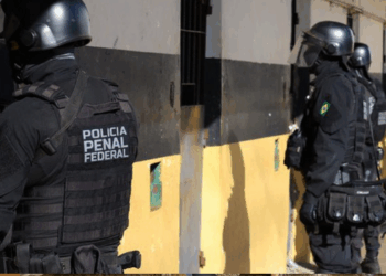 Ministério da Justiça realiza operações, entrega equipamentos e capacita policiais penais para reforçar a segurança e combater ilícitos nos presídios.