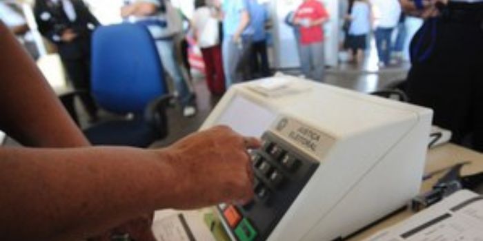 Estudo do Senado mostra que o Fundo Eleitoral reduziu a desigualdade entre partidos na distribuição de recursos, mas diferenças internas continuam relevantes.