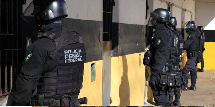 Ministério da Justiça realiza operações, entrega equipamentos e capacita policiais penais para reforçar a segurança e combater ilícitos nos presídios.