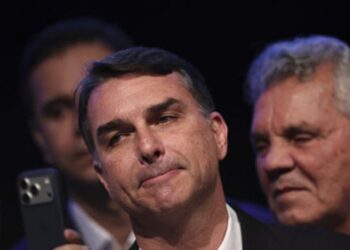 Flávio Bolsonaro é investigado pelo STF em apuração sobre o financiamento do filme “Dark Horse”, que envolve suspeitas de corrupção, lavagem de dinheiro e evasão de divisas.