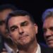 Flávio Bolsonaro é investigado pelo STF em apuração sobre o financiamento do filme “Dark Horse”, que envolve suspeitas de corrupção, lavagem de dinheiro e evasão de divisas.