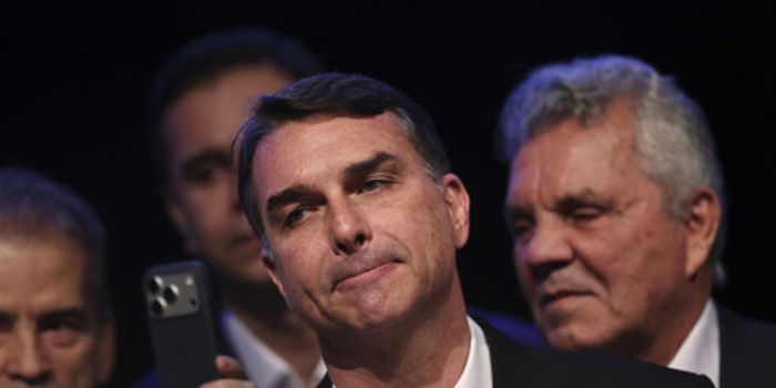 Flávio Bolsonaro é investigado pelo STF em apuração sobre o financiamento do filme “Dark Horse”, que envolve suspeitas de corrupção, lavagem de dinheiro e evasão de divisas.