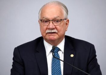 Edson Fachin afirma que STF vive momento de especial gravidade e que fatos envolvendo Alexandre de Moraes serão analisados com responsabilidade.