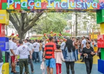 Vitória inaugura praça inclusiva no Parque Moscoso, com brinquedos acessíveis para crianças com e sem deficiência.