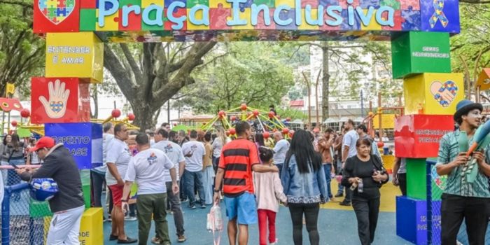 Vitória inaugura praça inclusiva no Parque Moscoso, com brinquedos acessíveis para crianças com e sem deficiência.