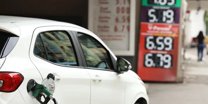 Novas medidas do governo para conter a alta dos combustíveis terão custo estimado de R$ 7 bilhões por mês, com redução de tributos e subsídio ao diesel.