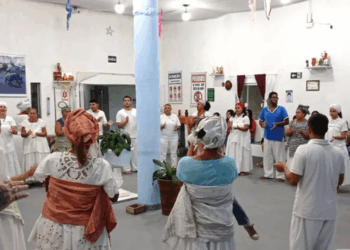Censo 2022 aponta 1,8 milhão de adeptos de religiões afro-brasileiras. Em 2026, religiosos cobram maior representatividade política e combate à intolerância.