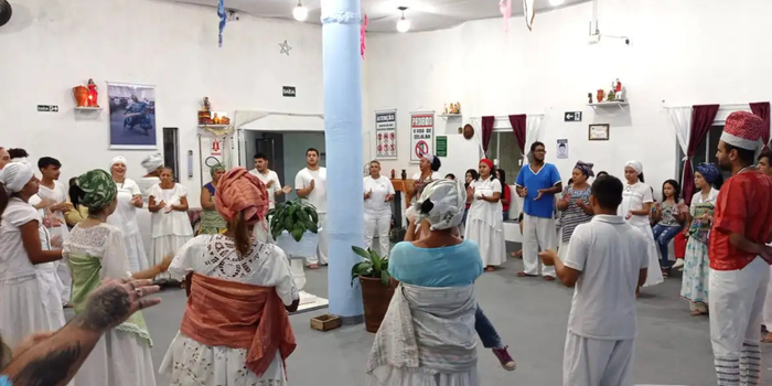 Censo 2022 aponta 1,8 milhão de adeptos de religiões afro-brasileiras. Em 2026, religiosos cobram maior representatividade política e combate à intolerância.