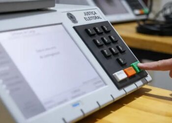 TSE determina que Eduardo Bolsonaro retire das redes sociais posts com desinformação sobre urnas eletrônicas e proíbe novas publicações do tipo.