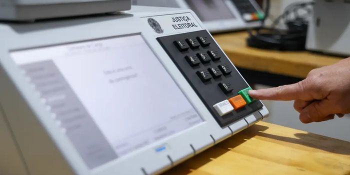 TSE determina que Eduardo Bolsonaro retire das redes sociais posts com desinformação sobre urnas eletrônicas e proíbe novas publicações do tipo.