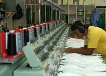 Economia brasileira recua 0,4% em julho, segundo o Monitor do PIB da FGV. Atividade acumula alta de 1,8% em 12 meses.