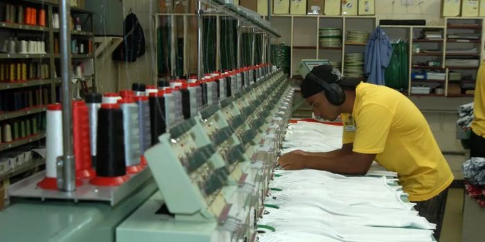 Economia brasileira recua 0,4% em julho, segundo o Monitor do PIB da FGV. Atividade acumula alta de 1,8% em 12 meses.