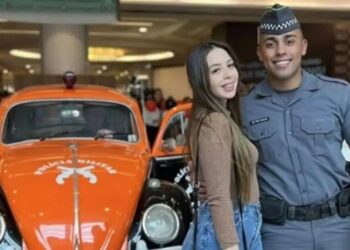PM suspeito de matar a esposa em Embu das Artes permanece preso após audiência de custódia. Polícia investiga circunstâncias da morte.