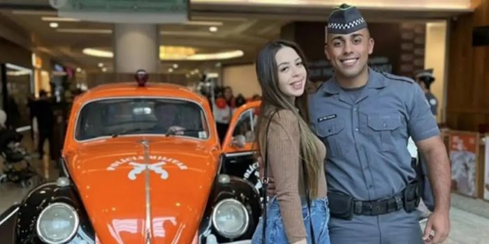 PM suspeito de matar a esposa em Embu das Artes permanece preso após audiência de custódia. Polícia investiga circunstâncias da morte.
