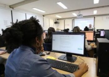 Mais de 11,5 mil estudantes de licenciatura podem receber bolsas de R$ 1.050 mensais. Veja quem tem direito e como se inscrever.