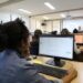 Mais de 11,5 mil estudantes de licenciatura podem receber bolsas de R$ 1.050 mensais. Veja quem tem direito e como se inscrever.