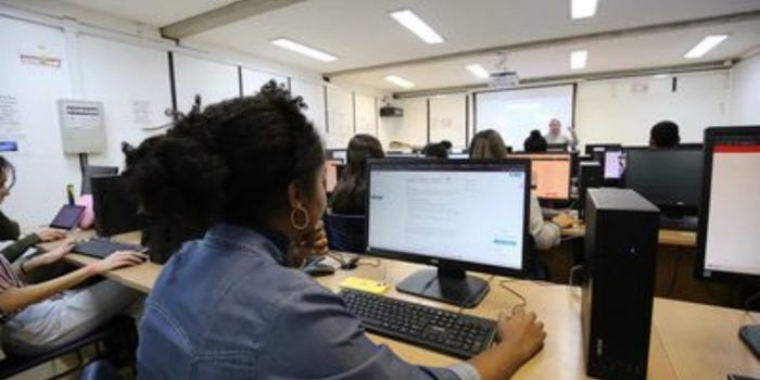 Mais de 11,5 mil estudantes de licenciatura podem receber bolsas de R$ 1.050 mensais. Veja quem tem direito e como se inscrever.