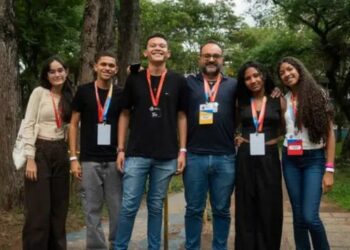 Prêmio Escolas Sustentáveis reconhece projetos de estudantes e professores que usam tecnologia, reaproveitamento e educação ambiental para resolver problemas locais.
