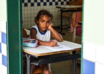 Diagnóstico do MEC mostra avanço de protocolos contra o racismo nas redes públicas e orienta escolas sobre como agir diante de casos de discriminação.