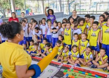 Vitória amplia ações de educação para o trânsito e atende 550 crianças em escolas e comunidades com atividades sobre segurança e cidadania.