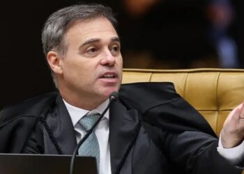 André Mendonça vota no STF para que julgamento sobre eventual investigação de Alexandre de Moraes seja separado da análise de sua atuação no caso Banco Master.
