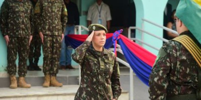 A 1º Sargento Barbara de Lima Alves se tornou a primeira mulher a exercer a função de Adjunto de Comando no Exército Brasileiro, em marco histórico.