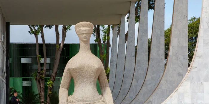 Crise institucional ganha espaço no debate eleitoral de 2026 e deixa propostas sobre economia, educação, ciência, clima e desenvolvimento em segundo plano.