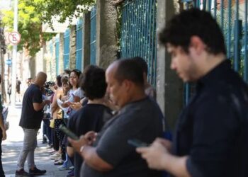 Prova Nacional Docente 2026 será aplicada neste domingo (20) em mais de 800 municípios. Confira horários, documentos e orientações para a prova.