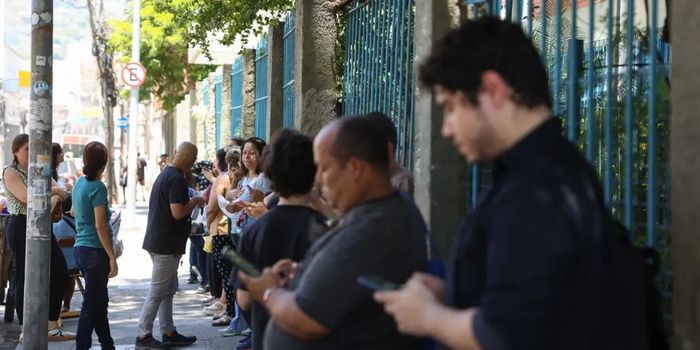 Prova Nacional Docente 2026 será aplicada neste domingo (20) em mais de 800 municípios. Confira horários, documentos e orientações para a prova.
