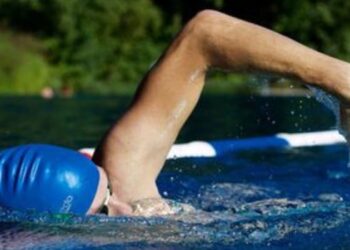 Banhos em rios, praias e piscinas podem aumentar o risco de otite externa. Veja os primeiros sintomas e como proteger os ouvidos.