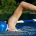 Banhos em rios, praias e piscinas podem aumentar o risco de otite externa. Veja os primeiros sintomas e como proteger os ouvidos.