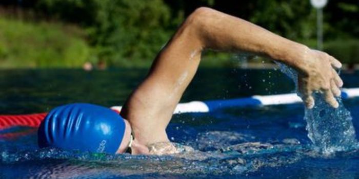 Banhos em rios, praias e piscinas podem aumentar o risco de otite externa. Veja os primeiros sintomas e como proteger os ouvidos.