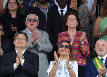 Desfile de 7 de Setembro reúne autoridades, militares e público na Esplanada dos Ministérios, em Brasília, nesta segunda-feira (7).