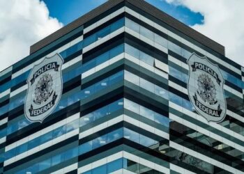 Onze diretores da PF divulgam carta de apoio a Andrei Rodrigues após afastamento determinado pelo ministro André Mendonça, do STF.