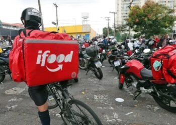 Quase 2 milhões de brasileiros trabalharam por aplicativos em 2025, segundo o IBGE. Pesquisa aponta jornadas maiores e alta informalidade.