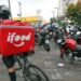 Quase 2 milhões de brasileiros trabalharam por aplicativos em 2025, segundo o IBGE. Pesquisa aponta jornadas maiores e alta informalidade.